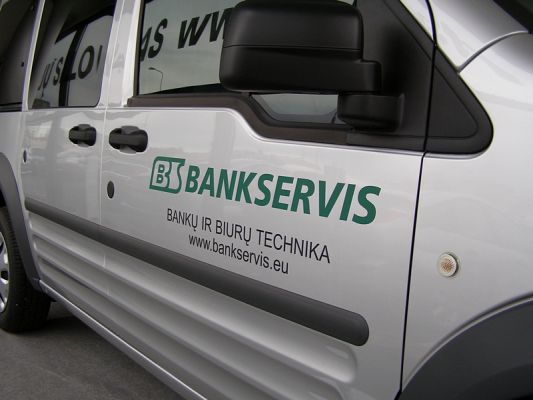 Lengvųjų automobilių reklaminis apipavidalinimas