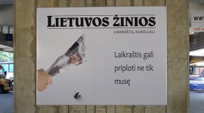 Reklaminis skydas su dekoratyvniu rėmeliu