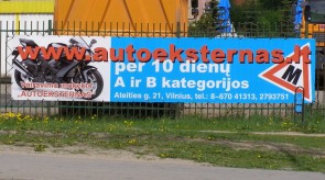 Reklaminis tentas su motociklu