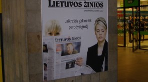 Reklaminis skydas su dekoratyvniu rėmeliu