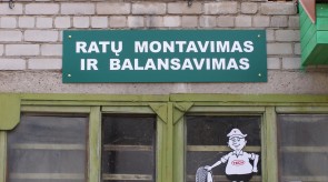 Informacinis skydas ratų montavimo ir balansavimo vietai