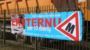 Reklaminis tentas su automobiliu