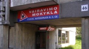 Vairavimo mokyklos reklaminis skydas