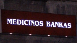 Šviečianti Medicinos banko iškaba Geležinkelio 6